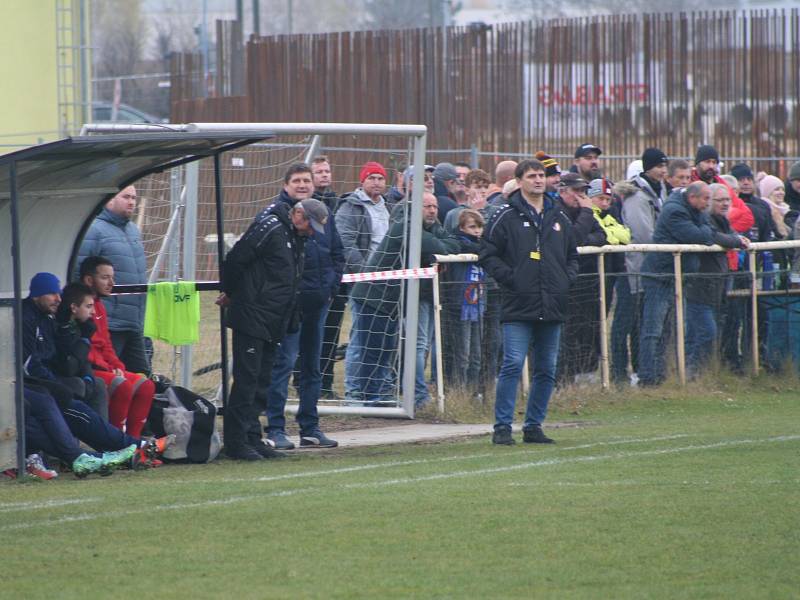 I. A třída, 2. kolo (15. hrané): FC Mělník (v černém) - Pšovka Mělník 0:3