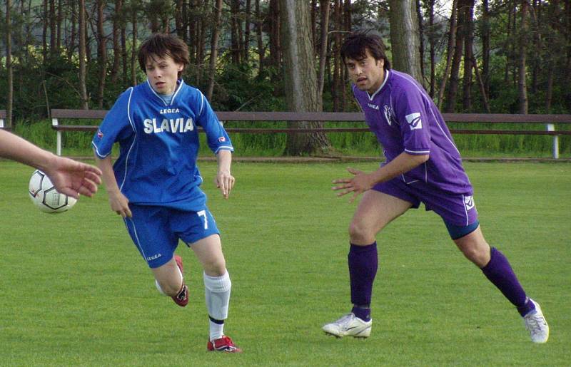 Z utkání 20. kola okresního přeboru Vojkovice (ve fialovém) - Velký Borek (0:0).