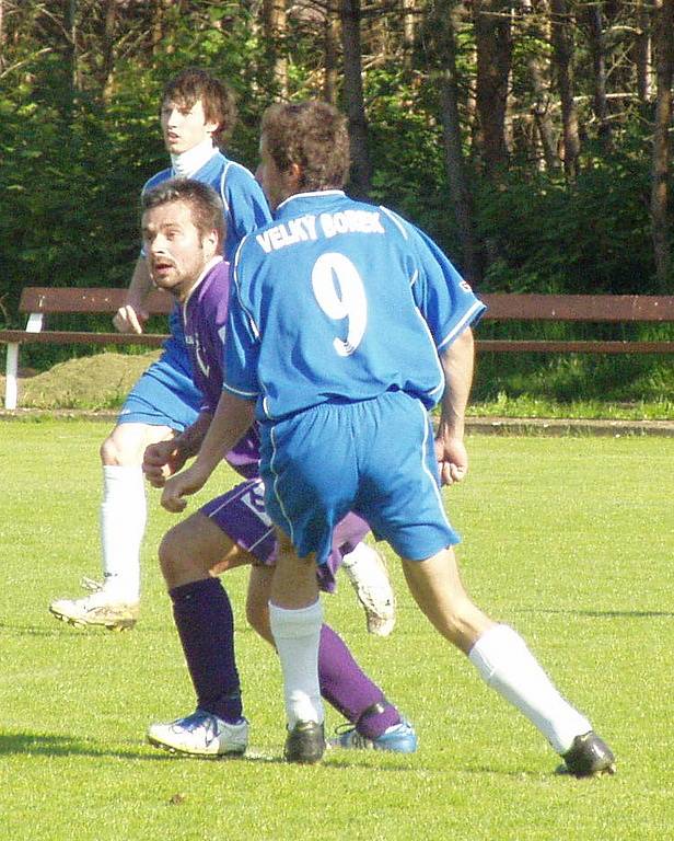 Z utkání 20. kola okresního přeboru Vojkovice (ve fialovém) - Velký Borek (0:0).