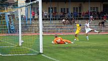 Neratovice (ve žlutém)  ve druhém kole divize B podlehly doma SK Kladno 0:2.