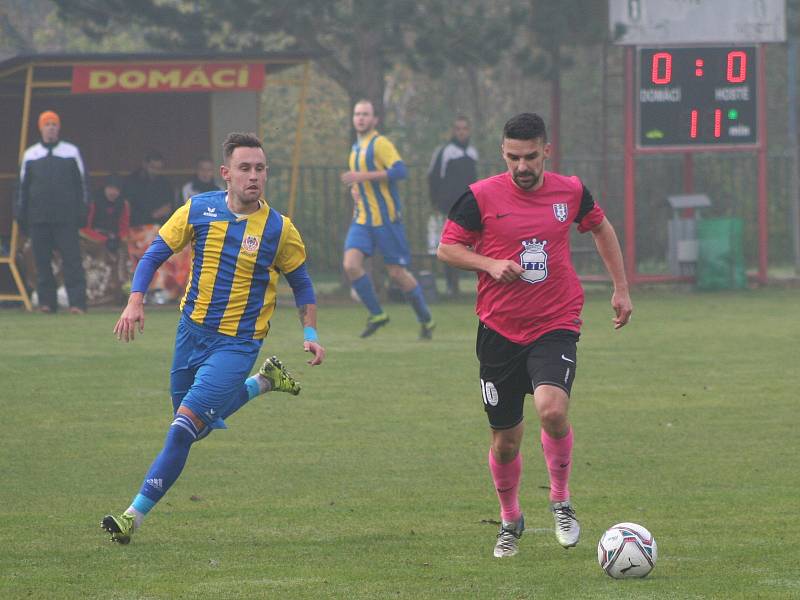 Fotbalisté TJ Byšice (ve žlutomodré kombinaci) měli v utkání krajského poháru favorizované soupeře z FK Dobrovice na lopatě, o dvoubrankové vedení ale nakonec přišli a v rozstřelu postoupili hosté z Boleslavska.