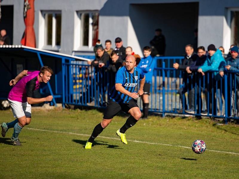 I. B třída, 13. kolo: FK Kralupy 1901 (fialové dresy) - Slavoj St. Boleslav (2:2)