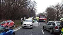 V úterý 14. března v dopoledních hodinách se na hlavním tahu mezi Mělníkem a Mladou Boleslaví stala vážná dopravní nehoda tří osobních automobilů a dodávky. 