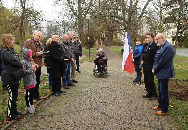 V Jungmannových sadech v Mělníku byl během sváteční neděle zasazen památný strom svobody, který městu věnoval Mělnický osvětový a okrašlovací spolek k třicátému výročí sametové revoluce.