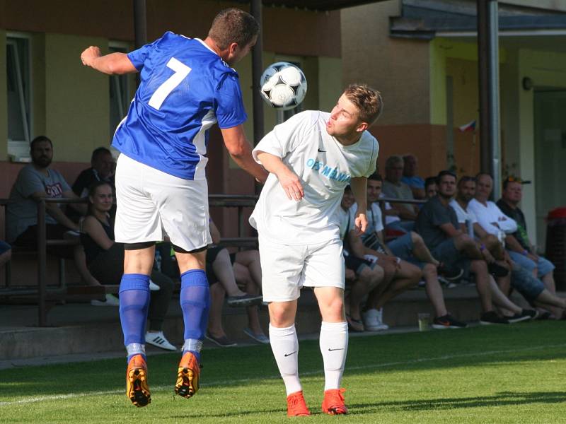 Výběr OFS Mělník (v bílém) podlehl Berounu vysoko 0:5.