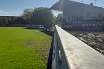Rekonstrukce hlavní hrací plochy stadionu v Brandýse finišuje