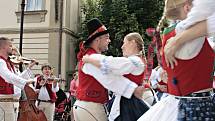 Mělník ožil letos již po jedenadvacáté folklórním festivalem Mělnický Vrkoč, který každý rok nabízí pestrou škálu lidových tradic z různých koutů republiky.