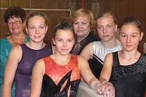 Tereza Schusterová (na snímku vpředu vlevo s legendární Věrou Čáslavskou) začínala ve všetatském oddíle sportovní gymnastiky jako šestiletá, dnes patří mezi nejlepší v republice.