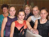 Tereza Schusterová (na snímku vpředu vlevo s legendární Věrou Čáslavskou) začínala ve všetatském oddíle sportovní gymnastiky jako šestiletá, dnes patří mezi nejlepší v republice.