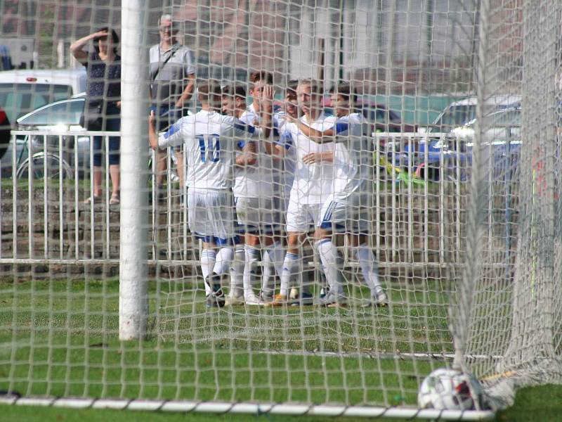 Fotbalisté Brandýsa (v tmavém) v divizní sezoně poprvé ztratili v domácím prostředí, s Kladnem prohráli 2:3.