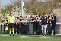 Fotbalisté FK Brandýs (černobílé dresy) na domácí umělce prohráli ve 22. kole divize B s SK Kladno drtivě 0:8