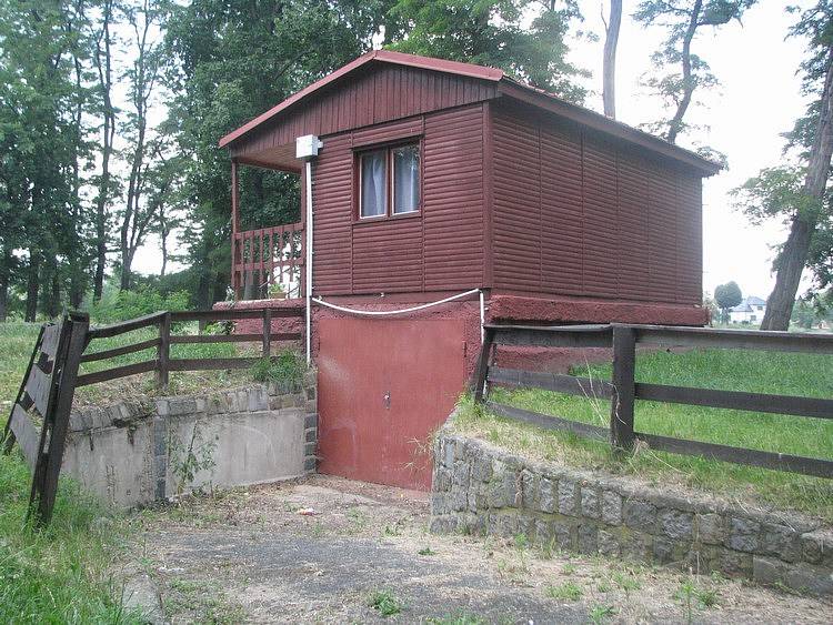 KEMP Obora ve Veltrusích má  skvělou polohu, leží  na zeleném vltavském břehu   mezi stromy a přitom má na dosah památky ve středních Čechách i hlavním městě. 