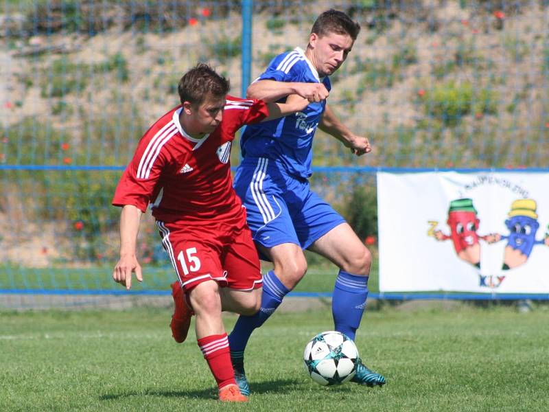 Fotbalisté Kel (v červeném) doma porazili rezervu Českého Brodu 2:0.