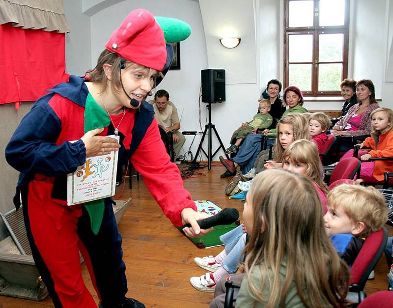 2010 "Kašpárek se uklání, buďte všichni vítáni..." - zahájení 1. výstavy o životě v rodinném centru "Kašpárek v zrcadle".