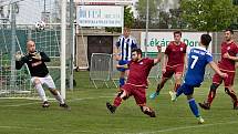 Fotbalisté Sokola Libiš (modrobílá kombinace) rozdrtili v domácím utkání 24. kola divize C Náchod 5:0.