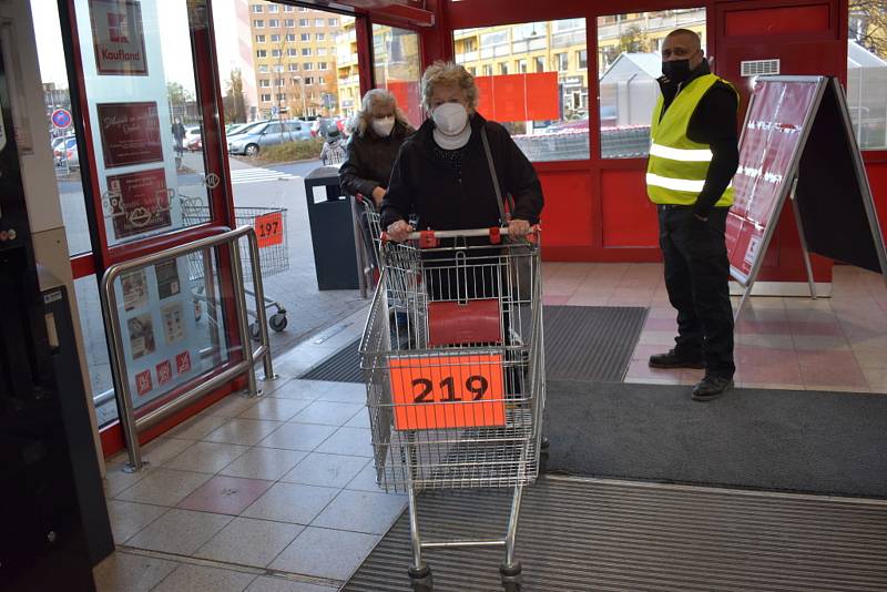 Některé obchody vsadily na číslované košíky, jinde počítají přímo lidi.