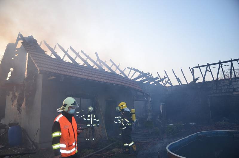 Požár domu v obci Netřeba na Mělnicku.