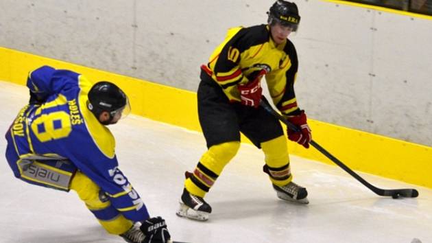 Utkání 15. kola krajské hokejové ligy mezi Mělníkem a Benešovem přineslo překvapivý výsledek v podobě vítězství hostů.