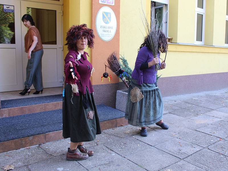 Prvňáčky, kteří nastoupili do základní školy v Lužci nad Vltavou, čekalo netradiční přivítání.