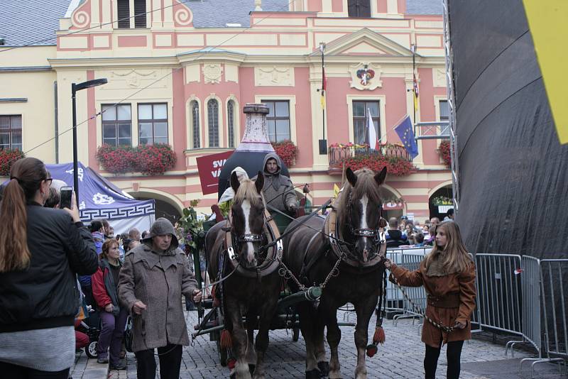 Historický střed Mělníka opět po roce zaplnily pouťové atrakce, stánky s burčákem, rukodělnými výrobky i staročeskými specialitami.