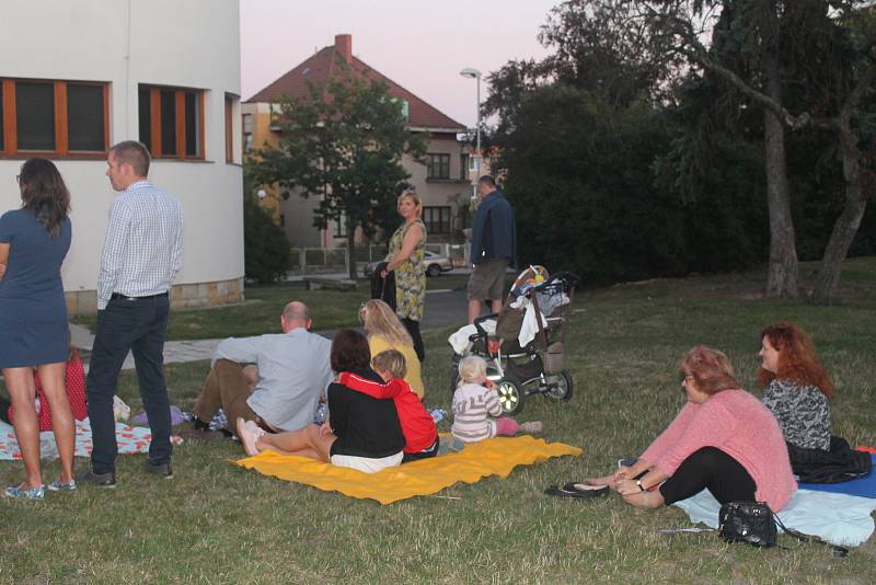 Koncert sesterského tria The Priester Sisters nabídl posluchačům kromě swingu také balkánské či slovenské lidové písně.