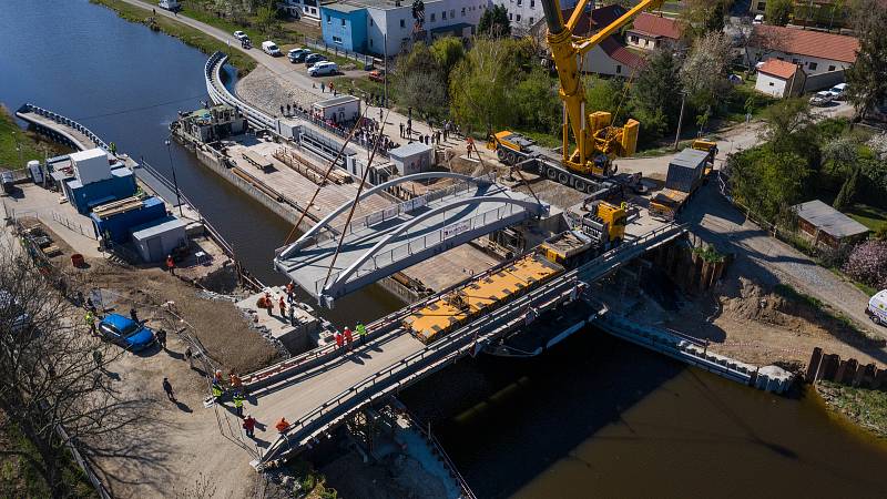 Nový ocelový most přes Vraňansko – Hořínský kanál u Vltavy, kterého se ve středu dočkaly Vraňany na Mělnicku, byl vyroben na Nymbursku.