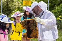  Lukáš Karlík, který se ve Spolaně stará o chov včel, dětem vypráví o včelařství.