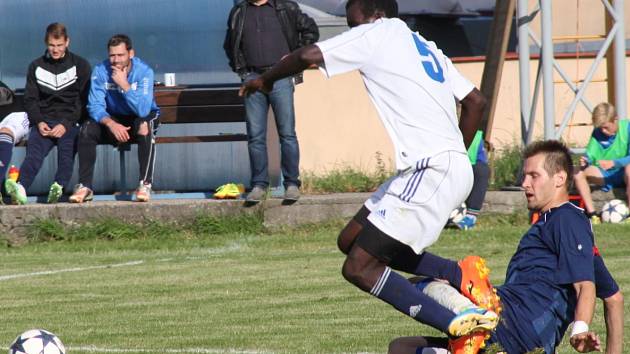 LoKo Chomutov - FK Neratovice/Byškovice (v modrém); 3. kolo divize B; 24. srpna 2014.