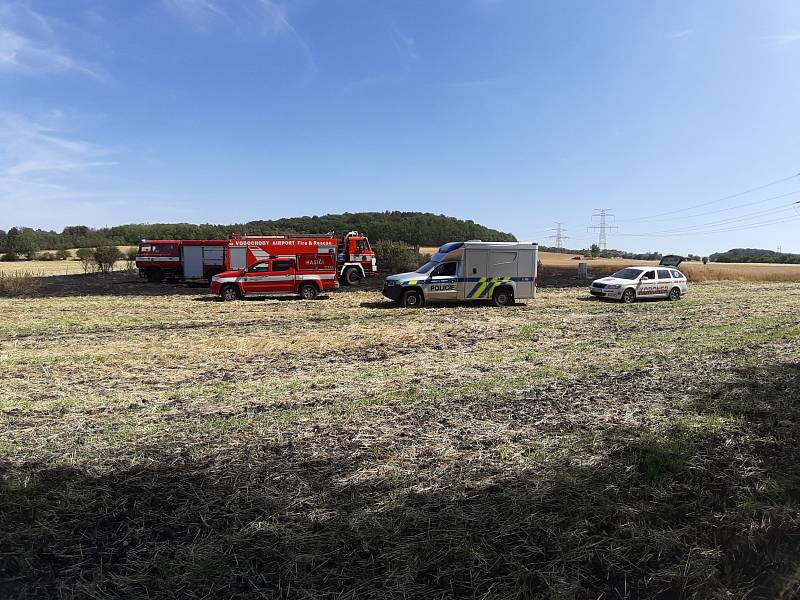 Při požáru pole na Mělnicku našli hasiči lidské tělo.