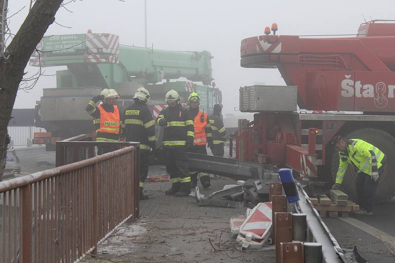 Nehoda autobusu na silnici I/16 před kruhovým objezdem u Nového mostu v Mělníku.