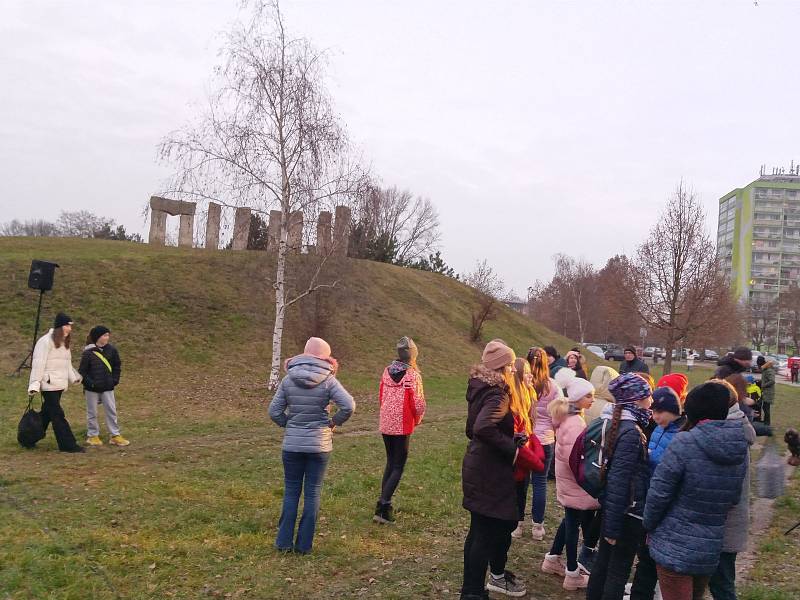 Nové osvětlení kamenného nápisu Miluji v Neratovicích.