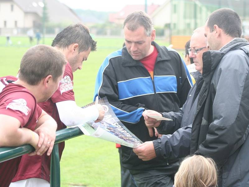 Stará garda Tišic si v rámci oslav výročí zahrála s fotbalistkami Sparty