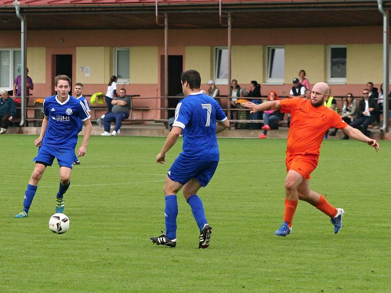 Nelahozeves v derby porazila Vojkovice, tři body Dynamu vystřelil Kobera.