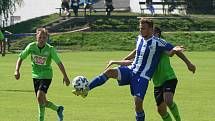 Fotbalisté Sokola Libiš (v modrém) porazili v domácím utkání 6. kola divize C Benátky nad Jizerou 2:1.