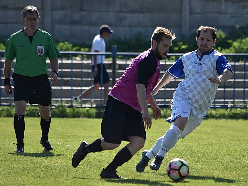 Fotbalisté kralupského FK 1901 (ve fialovém) potvrdili roli už jistého vítěze okresního přeboru, Horní Beřkovice deklasovali 12:1.