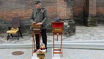 Kralupy už mají svého bronzového Švejka, který sedí na lavičce před městským úřadem na Palackého náměstí.
