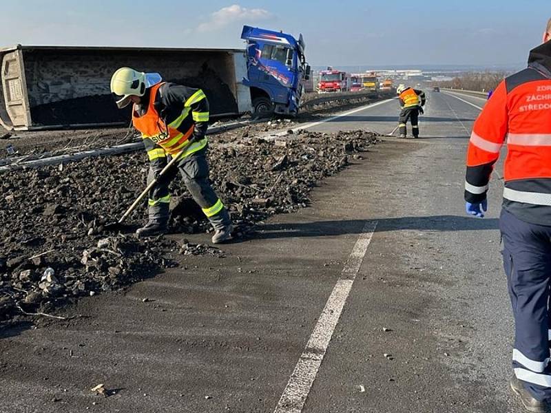 Nehoda nákladní soupravy na dálnici D8 u Postřižína