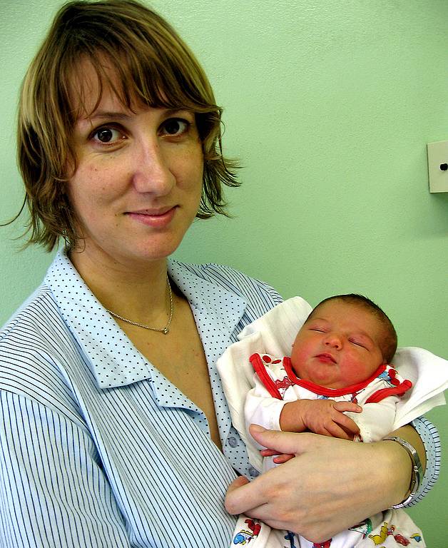 Nela Kseničová se rodičům Marii a Jiřímu ze Štětí narodila 2. ledna 2009, vážila 3,35 kg a měřila 48 cm. Na sestřičku se těší skoro 4letá Beátka.