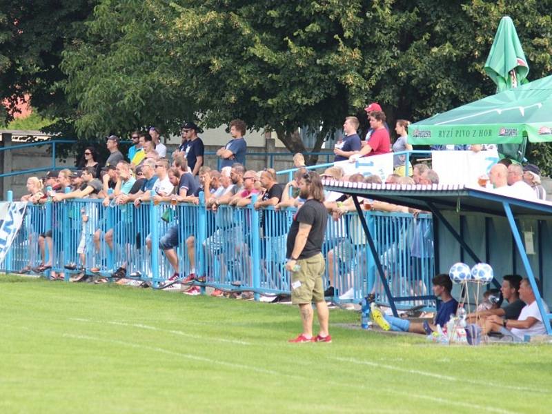 Fotbalisté FK Kralupy 1901 (v modrém) porazili v prvním kole I. B třídy Chotětov 3:1.