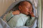 Tomáš Karda se rodičům z Mělníka narodil v mělnické porodnici 16. července 2017, měřil 52 centimetrů a vážila 3,53 kilogramu. Doma na něj čeká 8letá sestřička Karolínka.