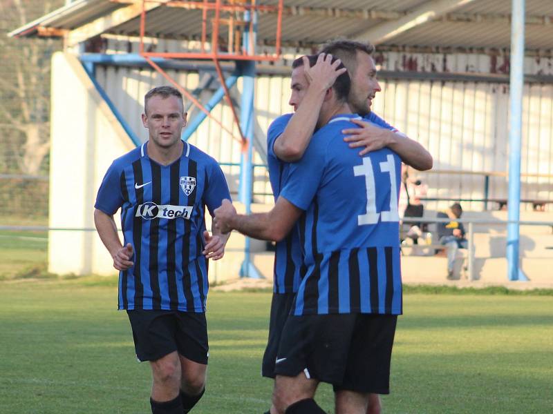 I. B třída: Slovan Velvary B (v červeném) - Slavoj Stará Boleslav (0:8)