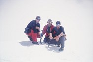 Trojice českých horolezců na vrcholu kolumbijské hory s názvem Cukrový chleba: zleva Richard Müller, Ladislav Nejedlý a Mladoboleslavák Petr Mašek.