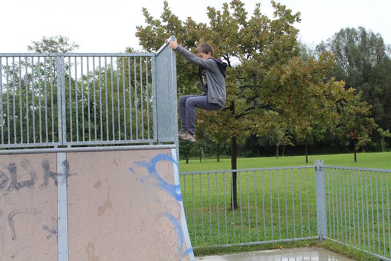 Mělničtí školáci užívají poslední volné dny z letních prázdnin ve skateparku Na Podolí.