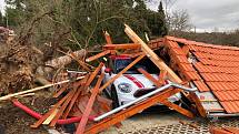 Březová - Oleško. Padlý strom na přístřešek a osobní automobil. Zasahovaly jednotky HZS Jílové a SDH Zvole