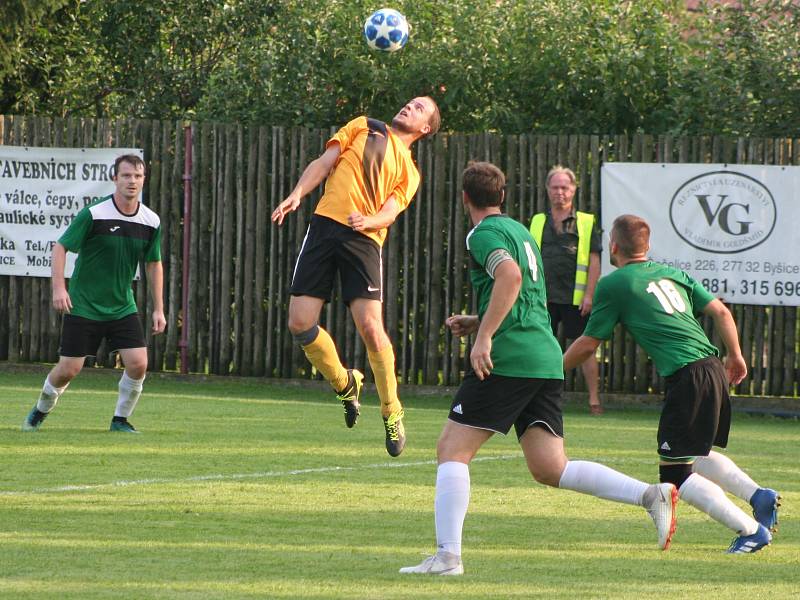 Fotbalisté Čečelic (v zeleném) v prvním utkání po návratu do okresního přeboru porazili Velký Borek 2:1.