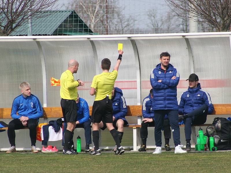 Fotbalisté Sokola Libiš (modrobílá kombinace) prohráli ve druhém jarním kole divize C doma s FK Čáslav 0:2.