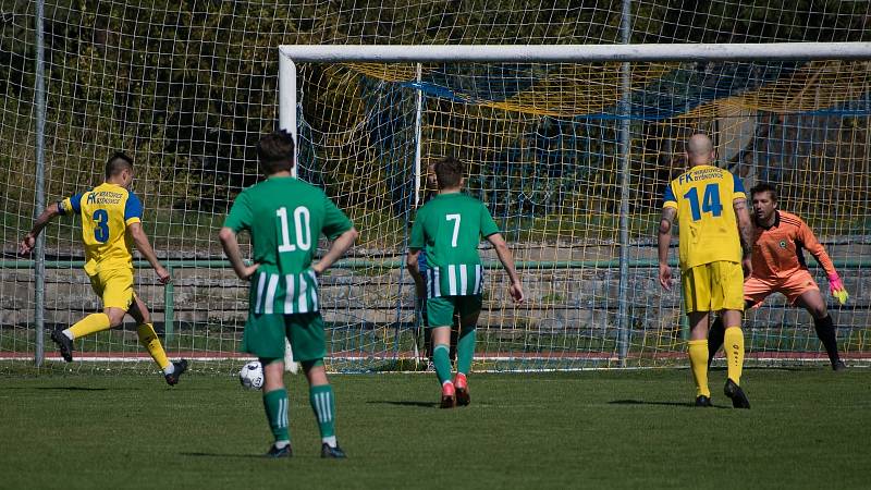 Fotbalisté Neratovic (ve žlutém) doma porazili pražský Meteor stejným výsledkem jako na podzim - 2:0.