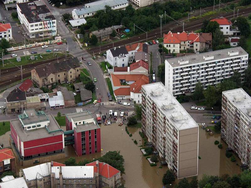 Povodeň v roce 2002 na Mělnicku – letecký snímek: Kralupy nad Vltavou.