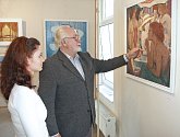 Malíř Otakar Čemus vysvětluje jedné z návštěvnic jeho dřívější výstavy v Kralupech pojetí obrazu a techniku olejomalby.
