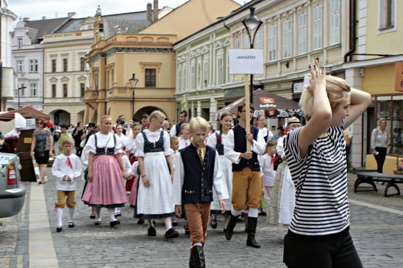 Mělník ožil letos již po jedenadvacáté folklórním festivalem Mělnický Vrkoč, který každý rok nabízí pestrou škálu lidových tradic z různých koutů republiky.